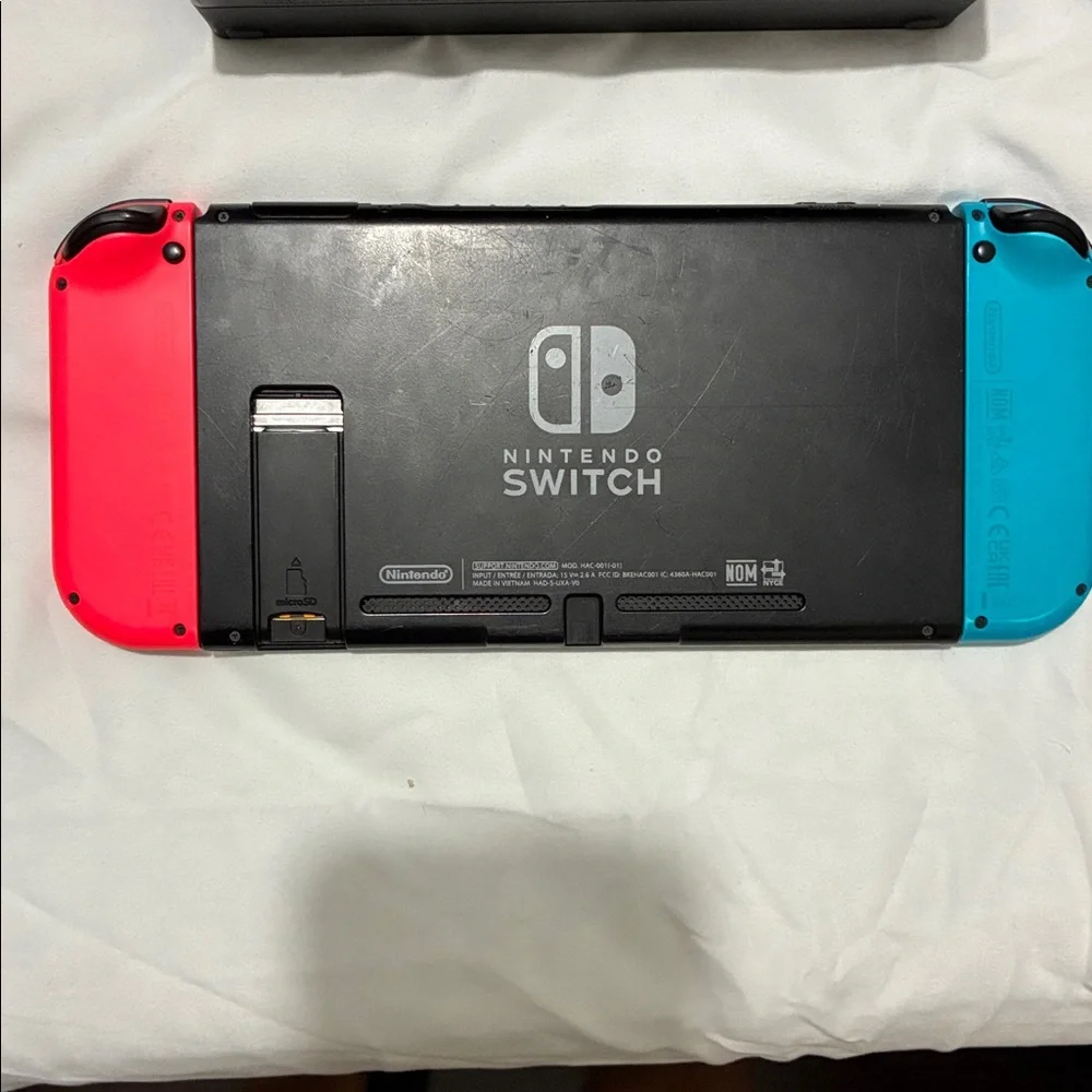 Nintendo Switch - Picture 5 of 9